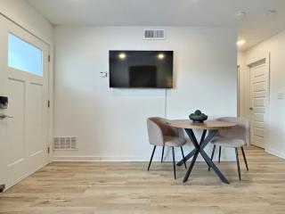 Nestled Stay, Free Parking, Near Downtown Hotspots - 1