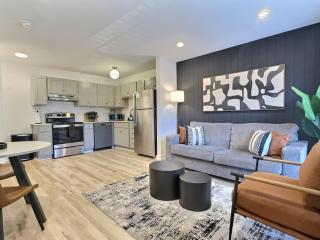 Modern Escape Near Downtown Hotspots - 0
