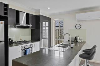 Family Friendly 3 Bedroom Home Near Theme Parks and Shops - 4
