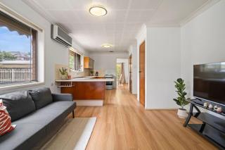 Great Value Home with Pool for Groups Near Sunnybank Plaza - 9