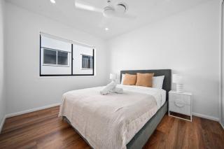 Comfortable 4 Bedroom Family Home with 3 Bathrooms and Air Conditioning - 2