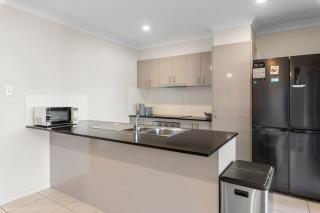 Spacious 4 Bedroom Family Retreat with Full Air Conditioning - 9