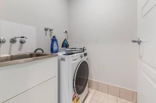 Spacious 4 Bedroom Family Retreat with Full Air Conditioning - 2