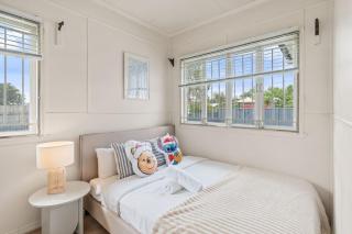 Budget Friendly Stay for 7 Two Minutes Walk to Train - 5