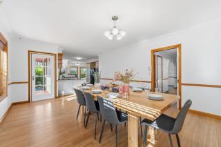 Large 5 Bedroom Family Home with 3 Bathrooms Quiet and Comfortable - 7
