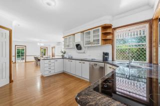 Large 5 Bedroom Family Home with 3 Bathrooms Quiet and Comfortable - 6