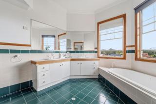 Large 5 Bedroom Family Home with 3 Bathrooms Quiet and Comfortable - 4
