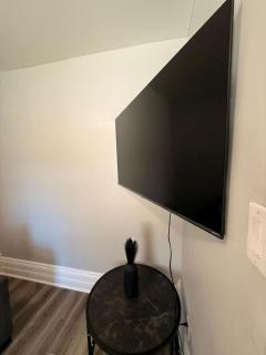 Stylish 2BR 1 Bath Haven with WiFi and Parking - 5
