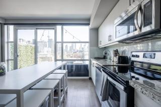 Stylish 1BR Condo -City Views - Free Parking - 8
