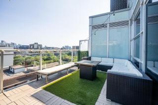 Stylish 1BR Condo -City Views - Free Parking - 7