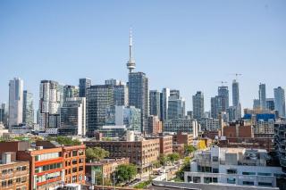 Stylish 1BR Condo -City Views - Free Parking - 5