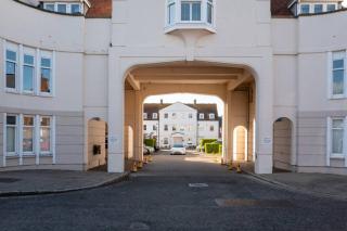 Stylish 3-Bed Home | Garden, Parking & Near Quay - 5