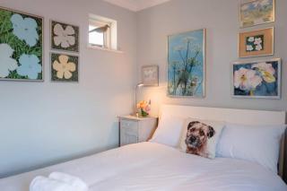 Stylish 3-Bed Home | Garden, Parking & Near Quay - 1