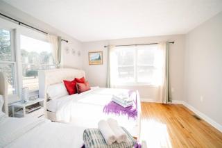 Spacious 10BR Great Falls Retreat with Free Parking Near Great Falls Park and Dulles - 4