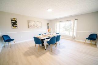 Spacious 10BR Great Falls Retreat with Free Parking Near Great Falls Park and Dulles - 3