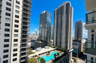 C2111 Urban Minimalist Escape with High-Floor Views and Pool in Miami Downtown - 8
