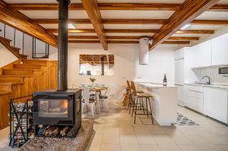 Encantadora Villa de Piedra con Jardín y Chimenea - 0