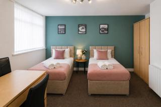 Spacious, Modern and stylish three bedroom home , perfect for work , leisure and contractors ,5 mins walk to Newcastle city Center, Newcastle stadium and Newcastle University, Free parking Fast WiFi, conveniently located both short stay and long stays - 5