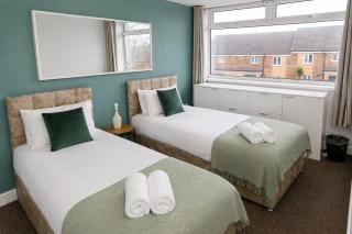 Spacious, Modern and stylish three bedroom home , perfect for work , leisure and contractors ,5 mins walk to Newcastle city Center, Newcastle stadium and Newcastle University, Free parking Fast WiFi, conveniently located both short stay and long stays - 4