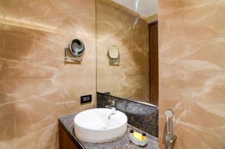 Super Townhouse Oak DLF Newtown Bus Terminal - 5
