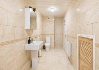Spacious, Modern and stylish three bedroom home , perfect for work , leisure and contractors ,5 mins walk to Newcastle city Center, Newcastle stadium and Newcastle University, Free parking Fast WiFi, conveniently located both short stay and long stays - 2