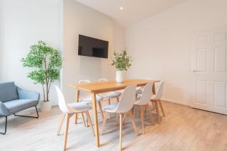 Stylish Comfort Retreat - Salford - Sleeps 8 - 6