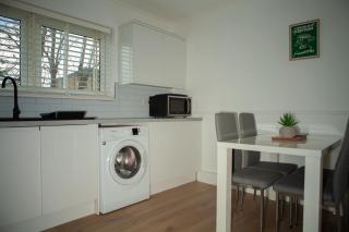 Renfrew Town Centre sleeps 6 - Pass the Keys - 1