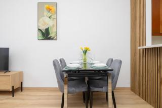 City Apartment with Two Bedrooms Near the Metro in Warsaw by Noclegi Renters - 3