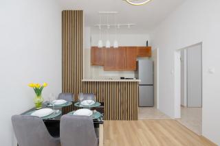City Apartment with Two Bedrooms Near the Metro in Warsaw by Noclegi Renters - 2