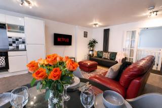 Spacious, Modern and stylish three bedroom home , perfect for work , leisure and contractors ,5 mins walk to Newcastle city Center, Newcastle stadium and Newcastle University, Free parking Fast WiFi, conveniently located both short stay and long stays - 6