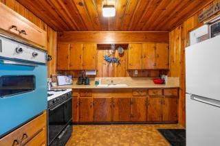 Cozy Cabin in the Pines w Grill Outdoor Dining - 7
