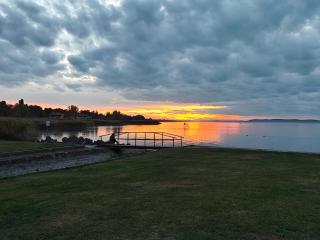 2BR Lakeside Haven w AC by NW - 2