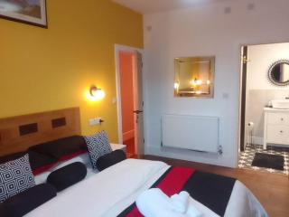 Cozy 2-bedroom Bungalo, 3 beds, free parking and garden space - 0