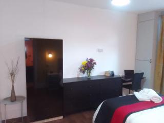 Cozy 2-bedroom Bungalo, 3 beds, free parking and garden space - 9