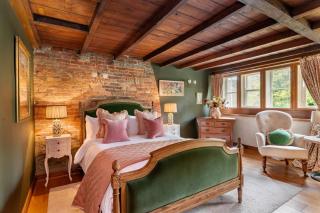 Historic, Hidden, Cosy, Log Burner, 10mins walk to Holmfirth - 0