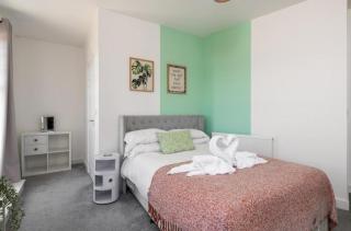 2BR Penthouse - Balcony Views - Free Parking - 6
