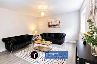 Spacious 4 Bedroom By Tara Stays Short Lets & Serviced Accommodation Aldershot With Free WiFi & Garden - 3