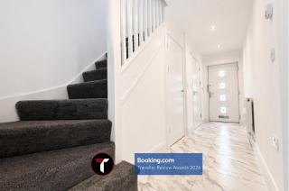 Spacious 4 Bedroom By Tara Stays Short Lets & Serviced Accommodation Aldershot With Free WiFi & Garden - 4