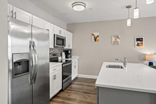 Unit 31 1BR with Den Office Space Long-term stays - 3