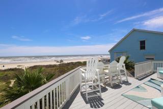 The Turtle House is beachfront and boasts an unobstructed view - 9