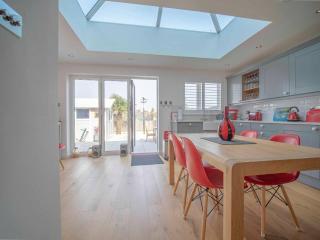 Family-Friendly 2BR Stylish Cottage with Private Garden Near Broadstairs Beach - 0