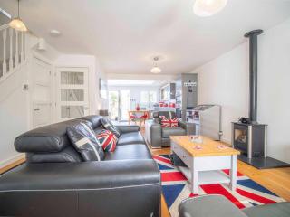 Family-Friendly 2BR Stylish Cottage with Private Garden Near Broadstairs Beach - 9