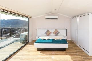 Luxury villa with private pool, sea views, and sauna - 9
