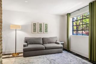 King and Queen Suite 1st Floor Sleeps 6 - Savannah - 5