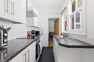 Ravens Nest · Victorian Terrace Close to York Cntr free parking - Pass the Keys - 3