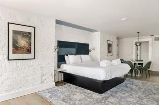 Stunning Suite with Kitchenette 1st Floor - 3