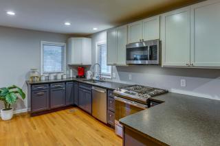 < 1 Mi to Oakland University: Cozy Retreat w/ Yard - 5