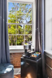 Sunny Queen Suite Downtown 2nd Floor - 1