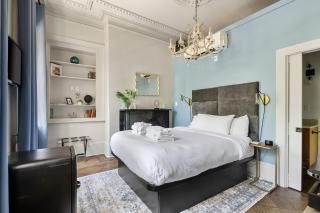 Bright & Bold Queen Suite 2nd Floor - 4