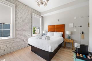 Queen Suite 3rd Floor Downtown Sleeps 2 - 6